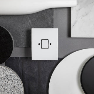 KATY PATY PORCELAIN PLATE WALL USB - C CHARGER WHITE - DYKE & DEAN