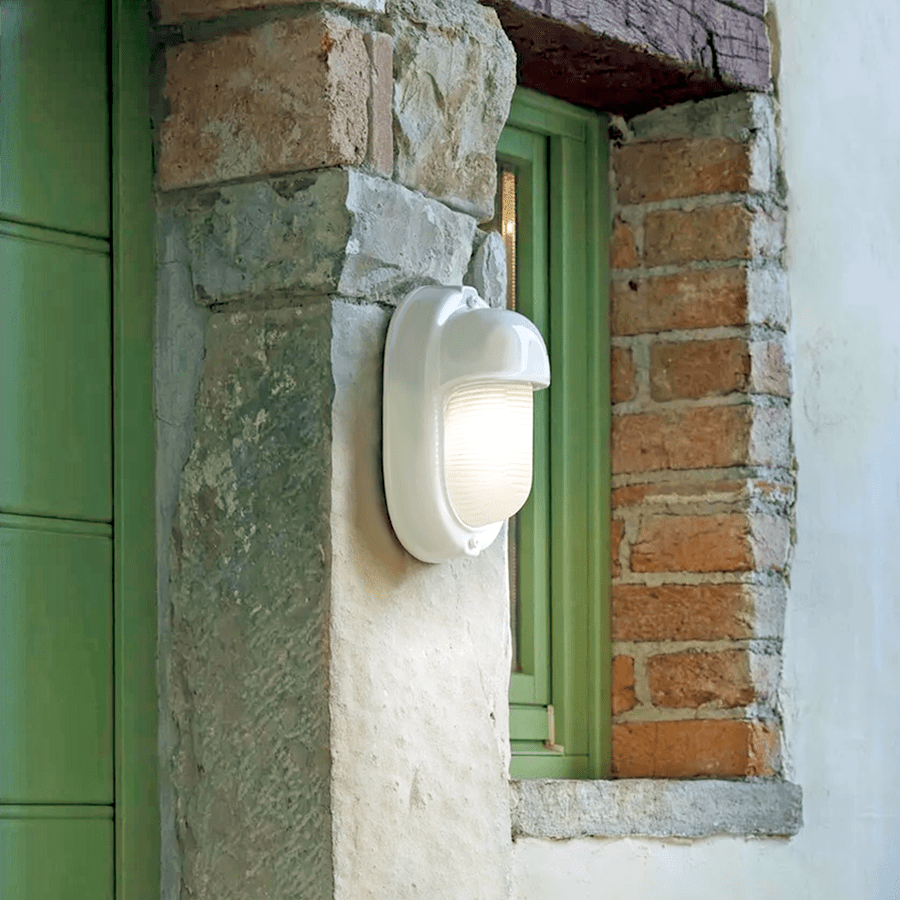 WHITE PORCELAIN VERTICAL BULKHEAD LAMP - DYKE & DEAN